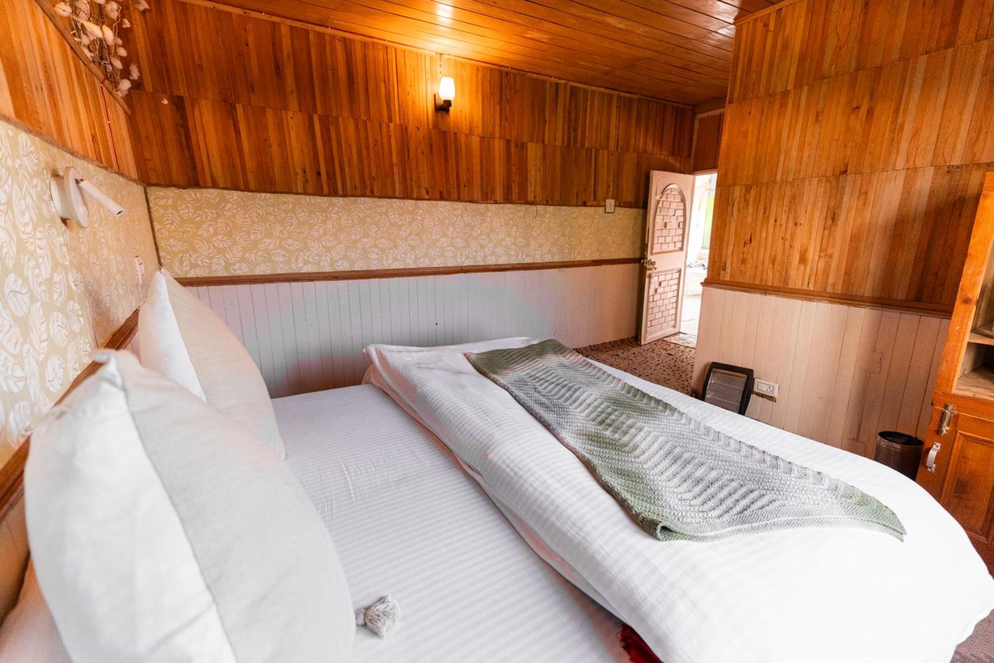 Firgun Chapter Shoja Hostel Bagian luar foto