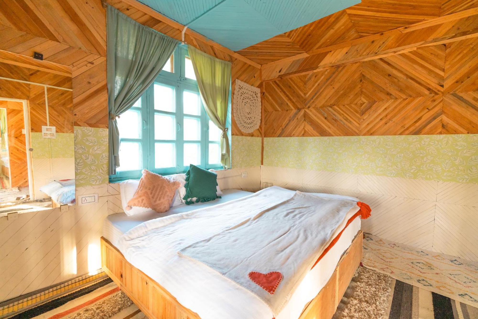 Firgun Chapter Shoja Hostel Bagian luar foto