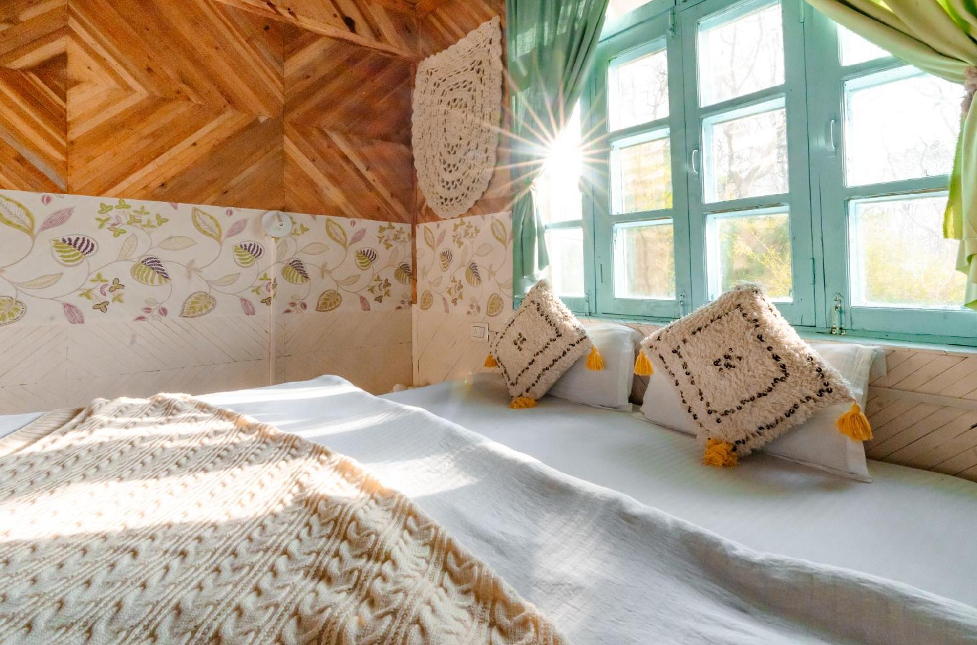 Firgun Chapter Shoja Hostel Bagian luar foto