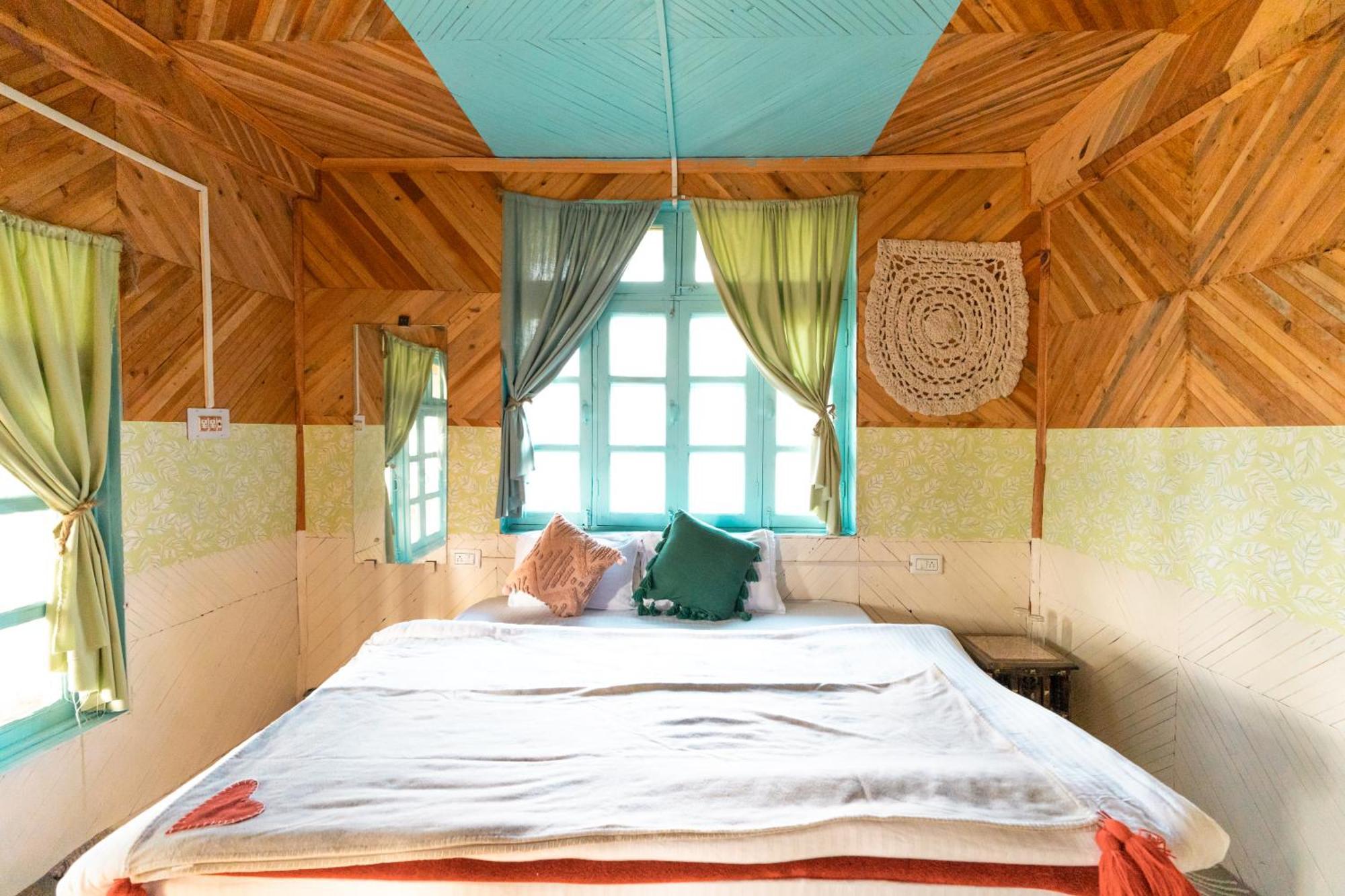 Firgun Chapter Shoja Hostel Bagian luar foto