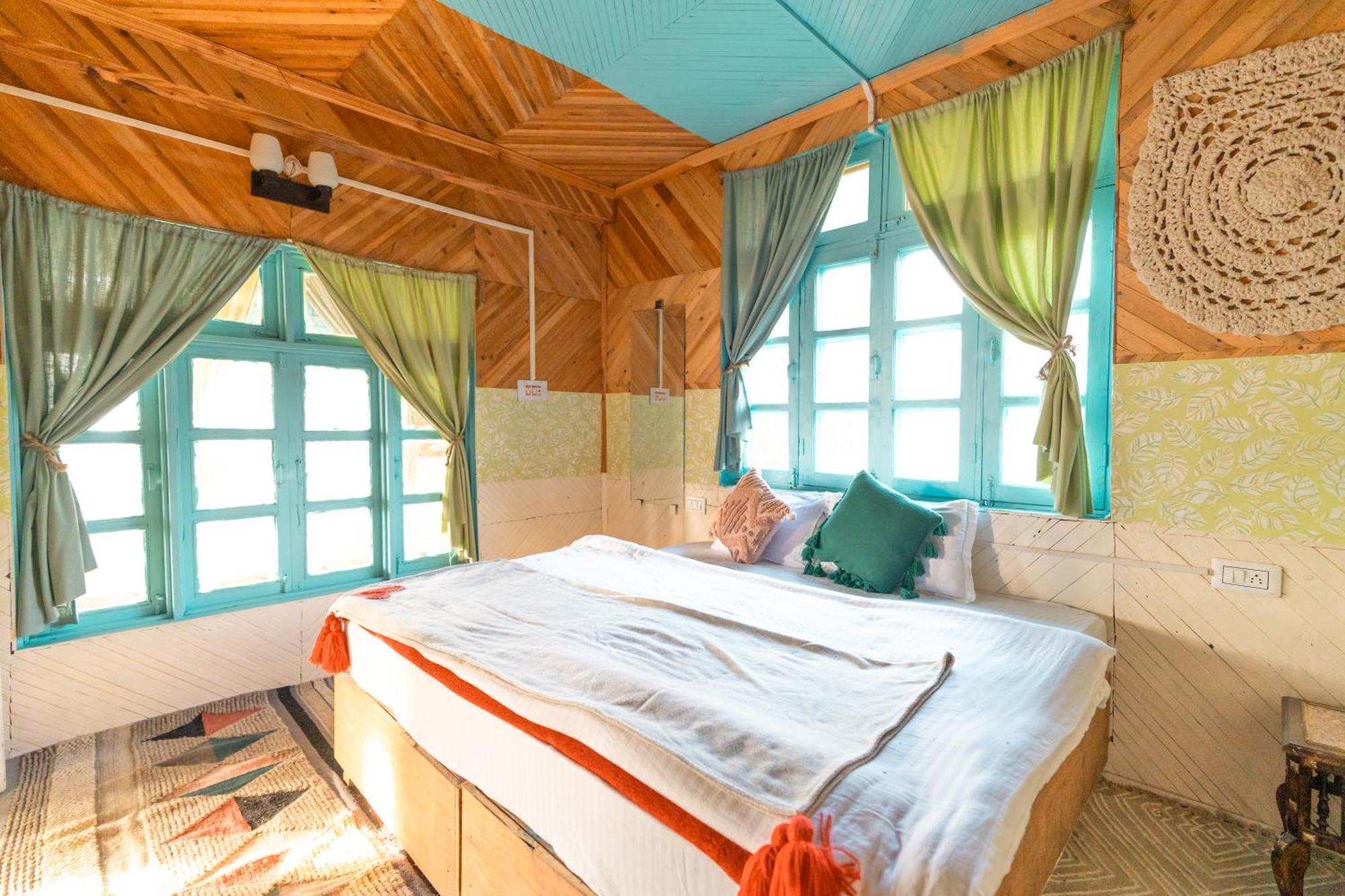 Firgun Chapter Shoja Hostel Bagian luar foto