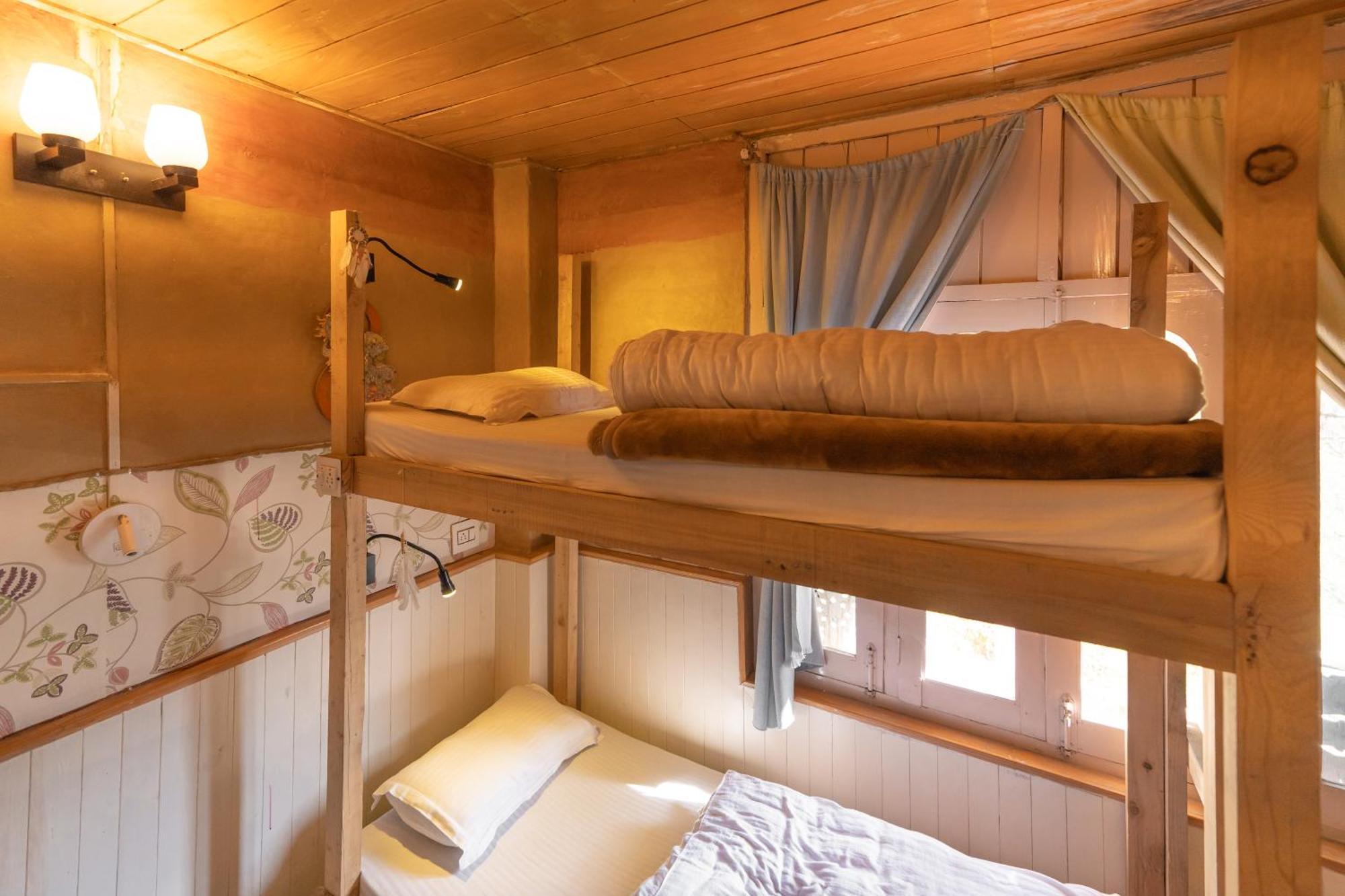 Firgun Chapter Shoja Hostel Bagian luar foto