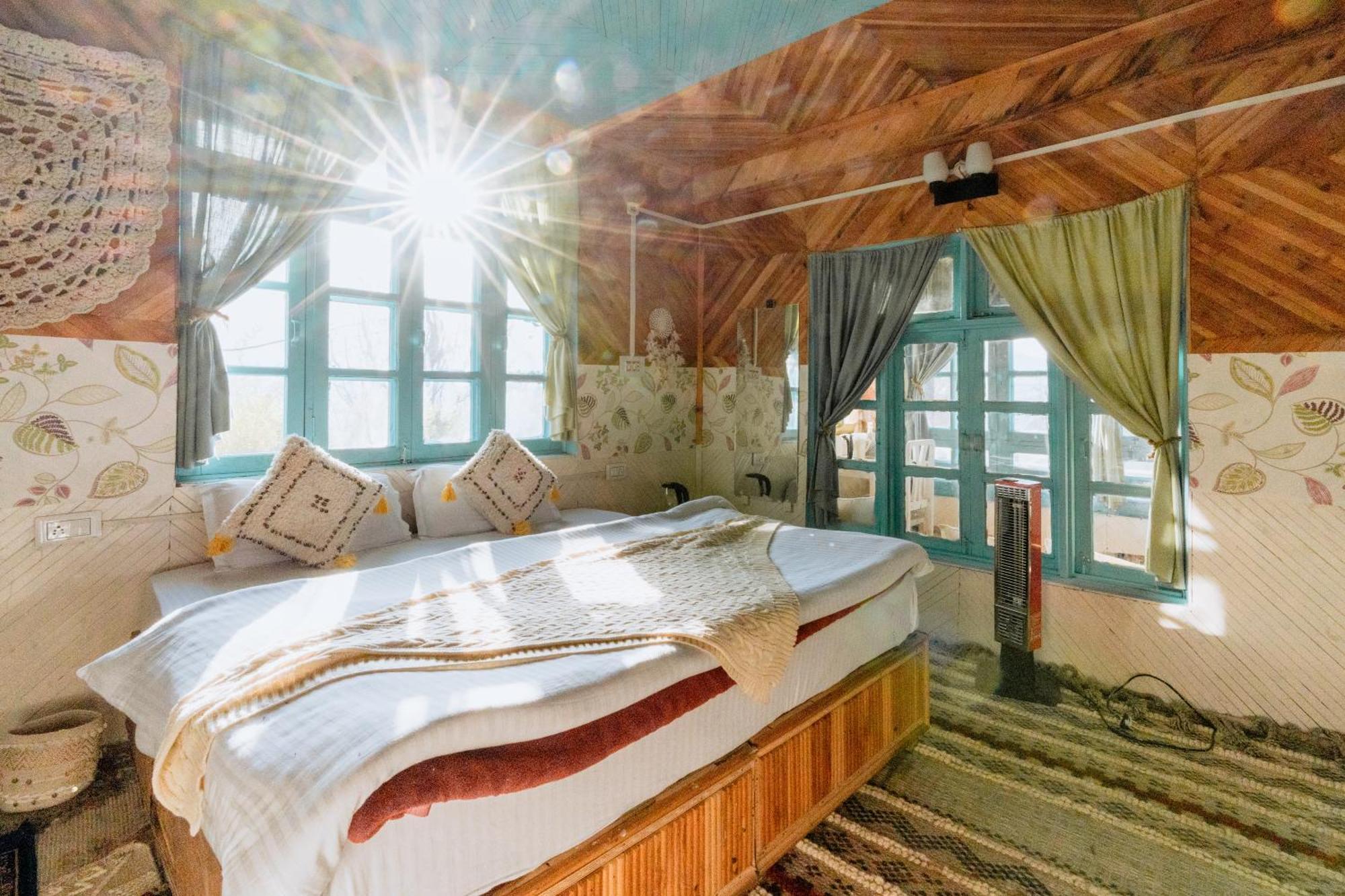 Firgun Chapter Shoja Hostel Bagian luar foto
