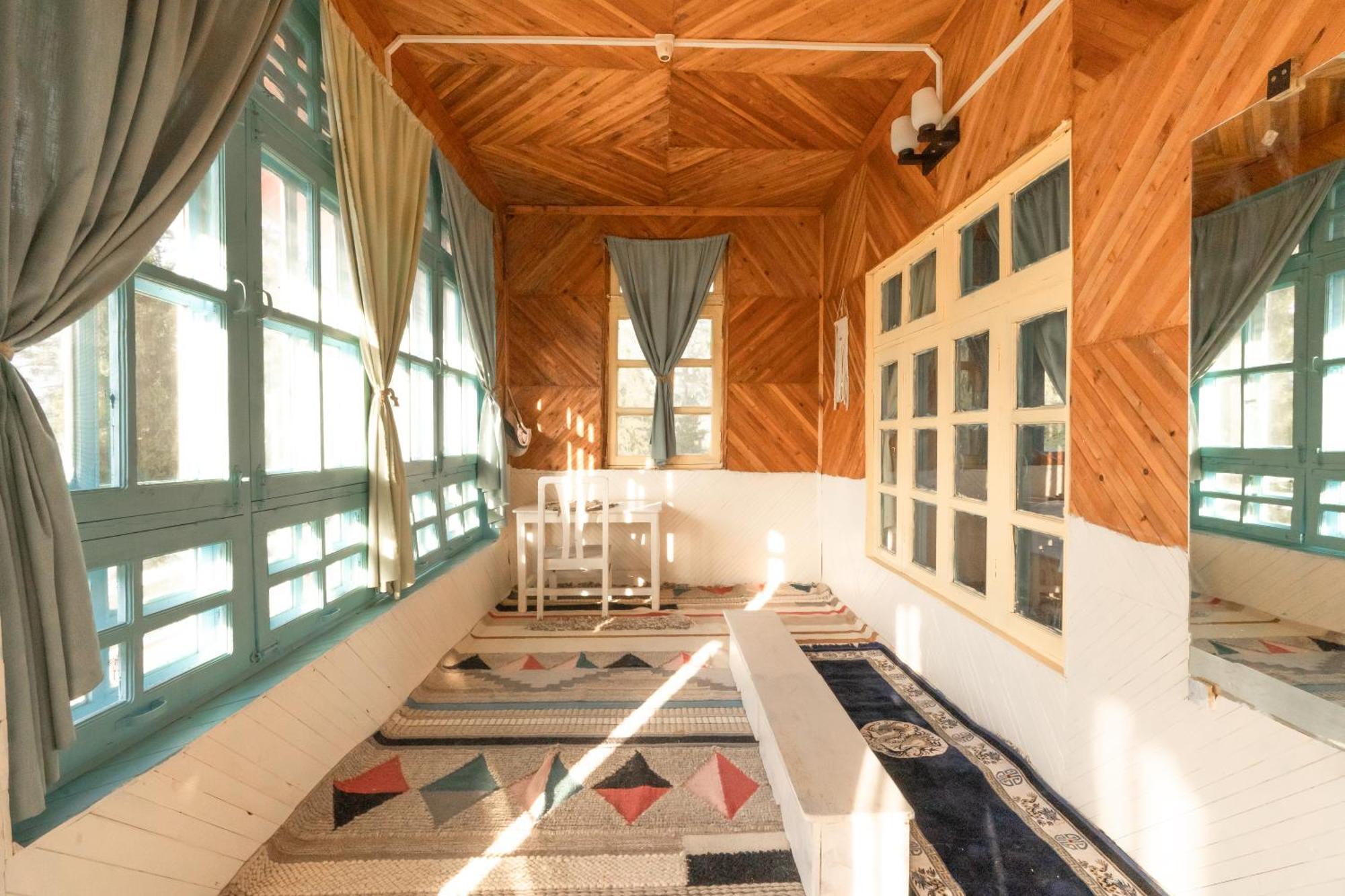 Firgun Chapter Shoja Hostel Bagian luar foto