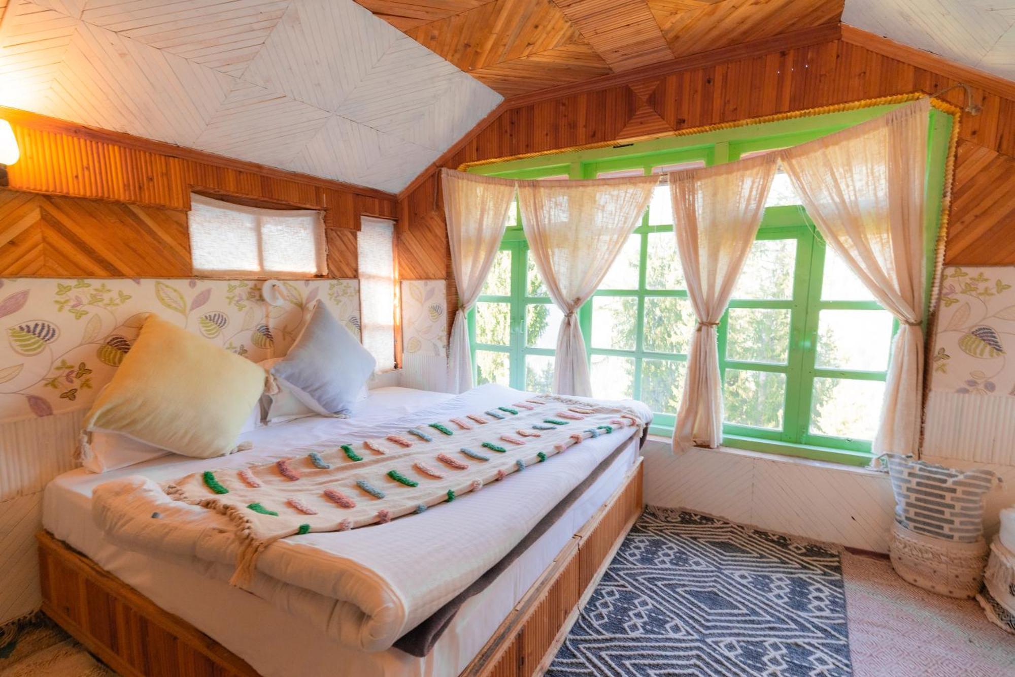 Firgun Chapter Shoja Hostel Bagian luar foto