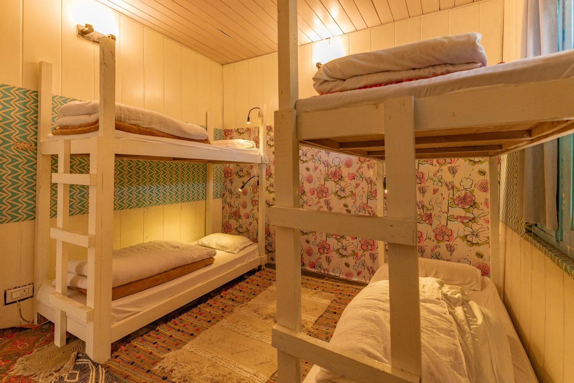 Firgun Chapter Shoja Hostel Bagian luar foto