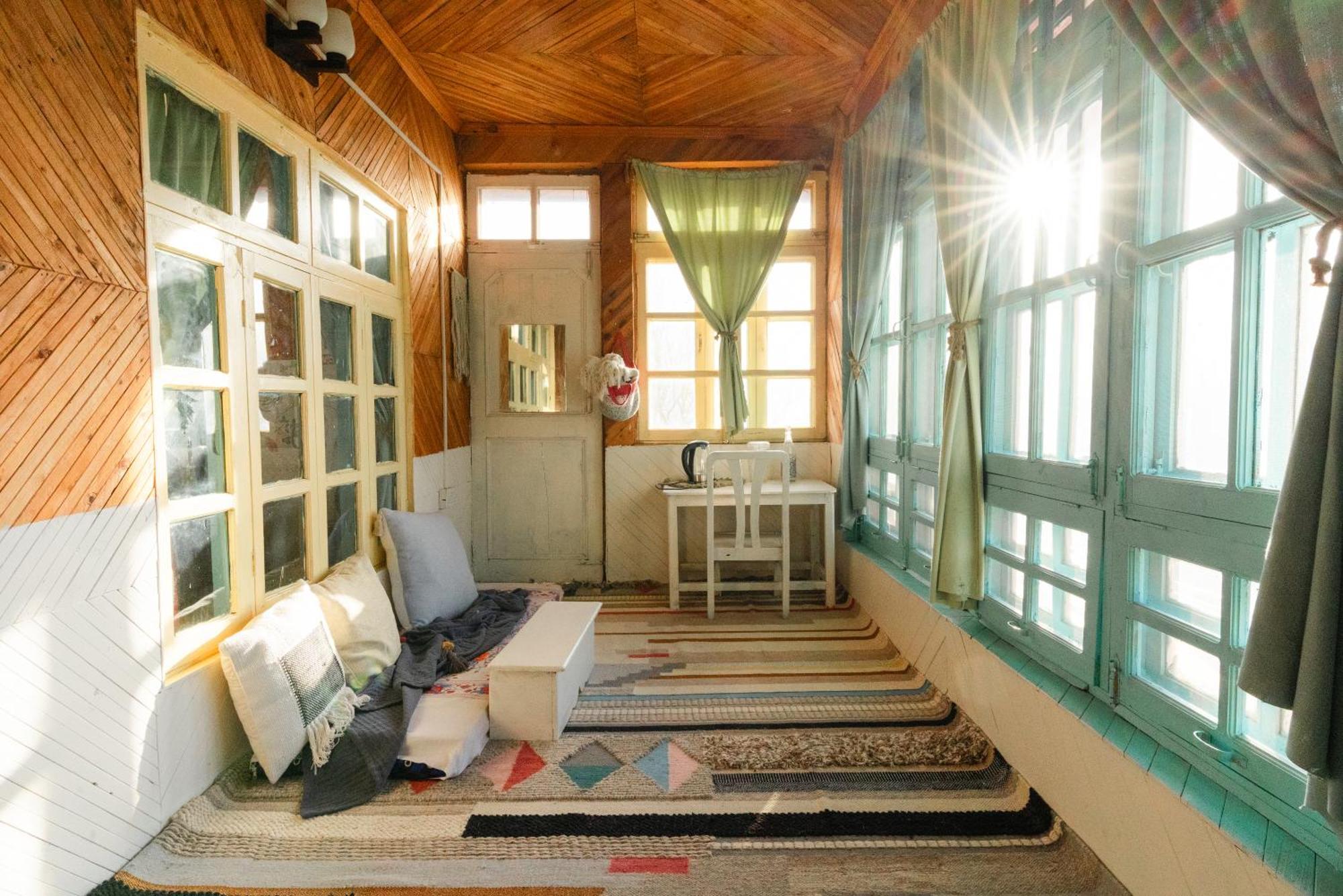 Firgun Chapter Shoja Hostel Bagian luar foto
