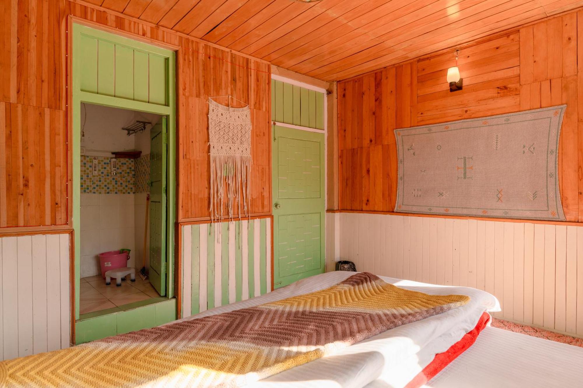 Firgun Chapter Shoja Hostel Bagian luar foto