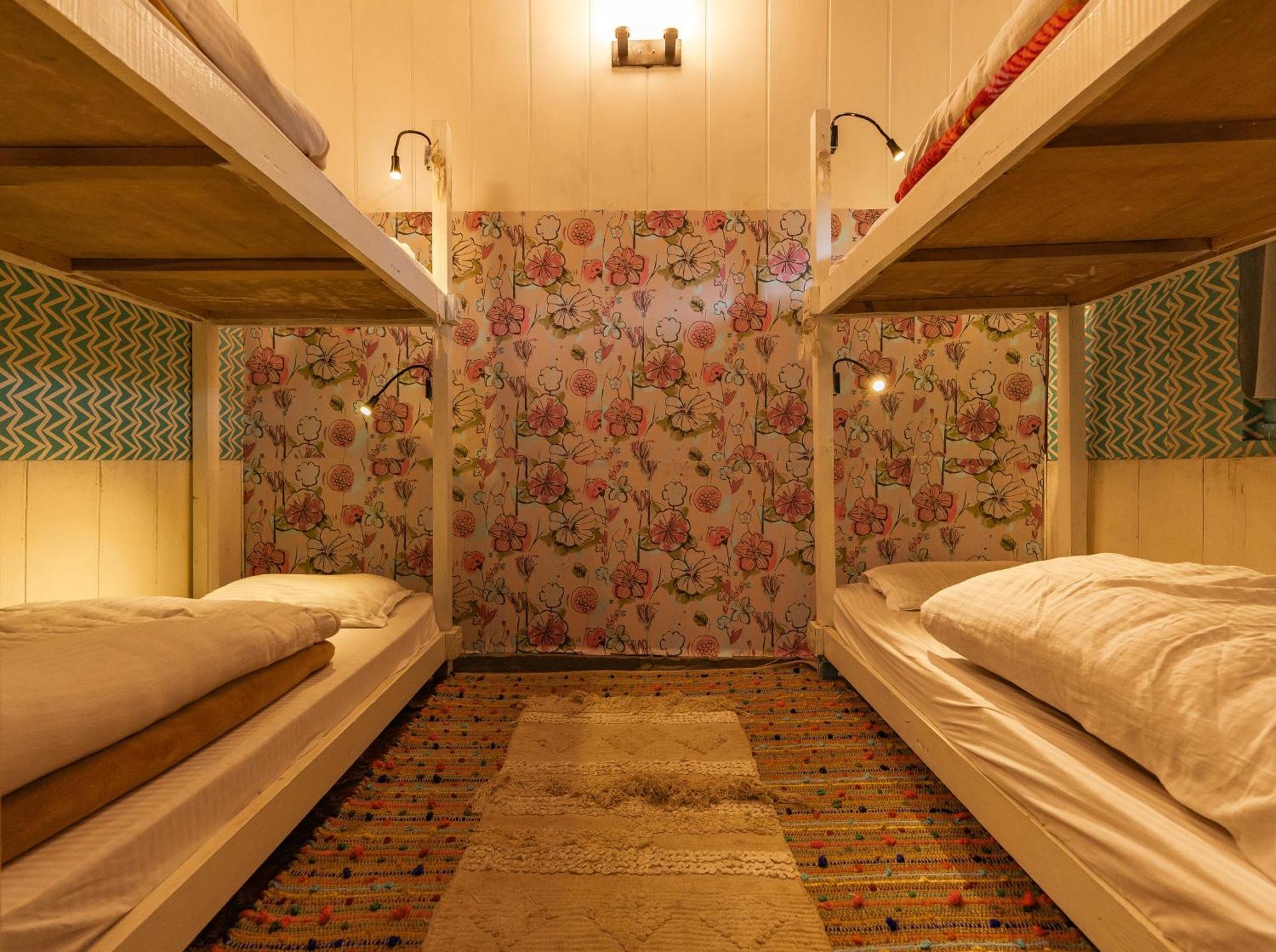 Firgun Chapter Shoja Hostel Bagian luar foto