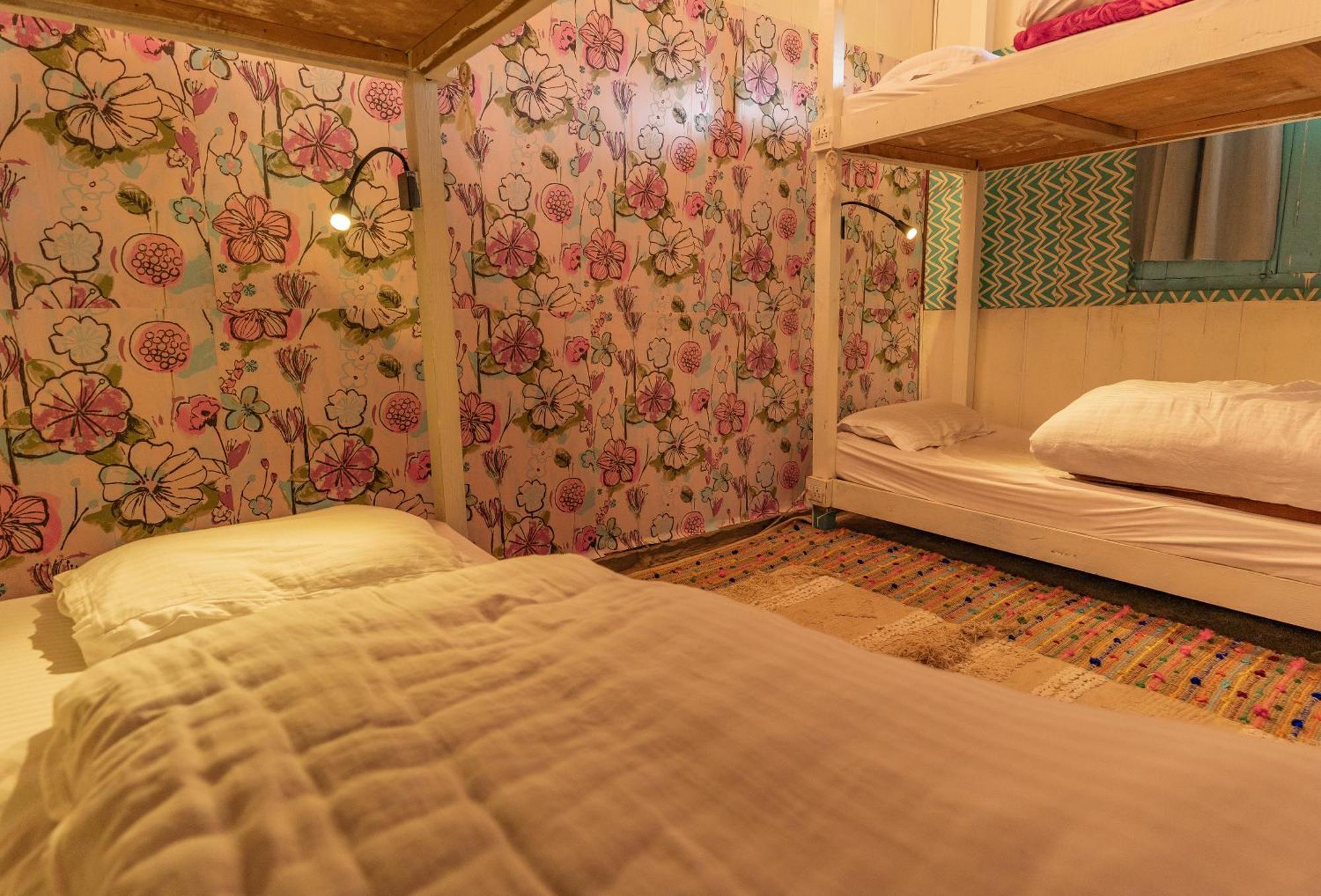 Firgun Chapter Shoja Hostel Bagian luar foto