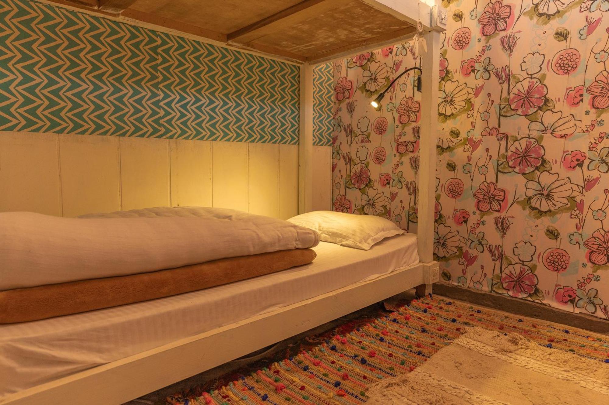Firgun Chapter Shoja Hostel Bagian luar foto