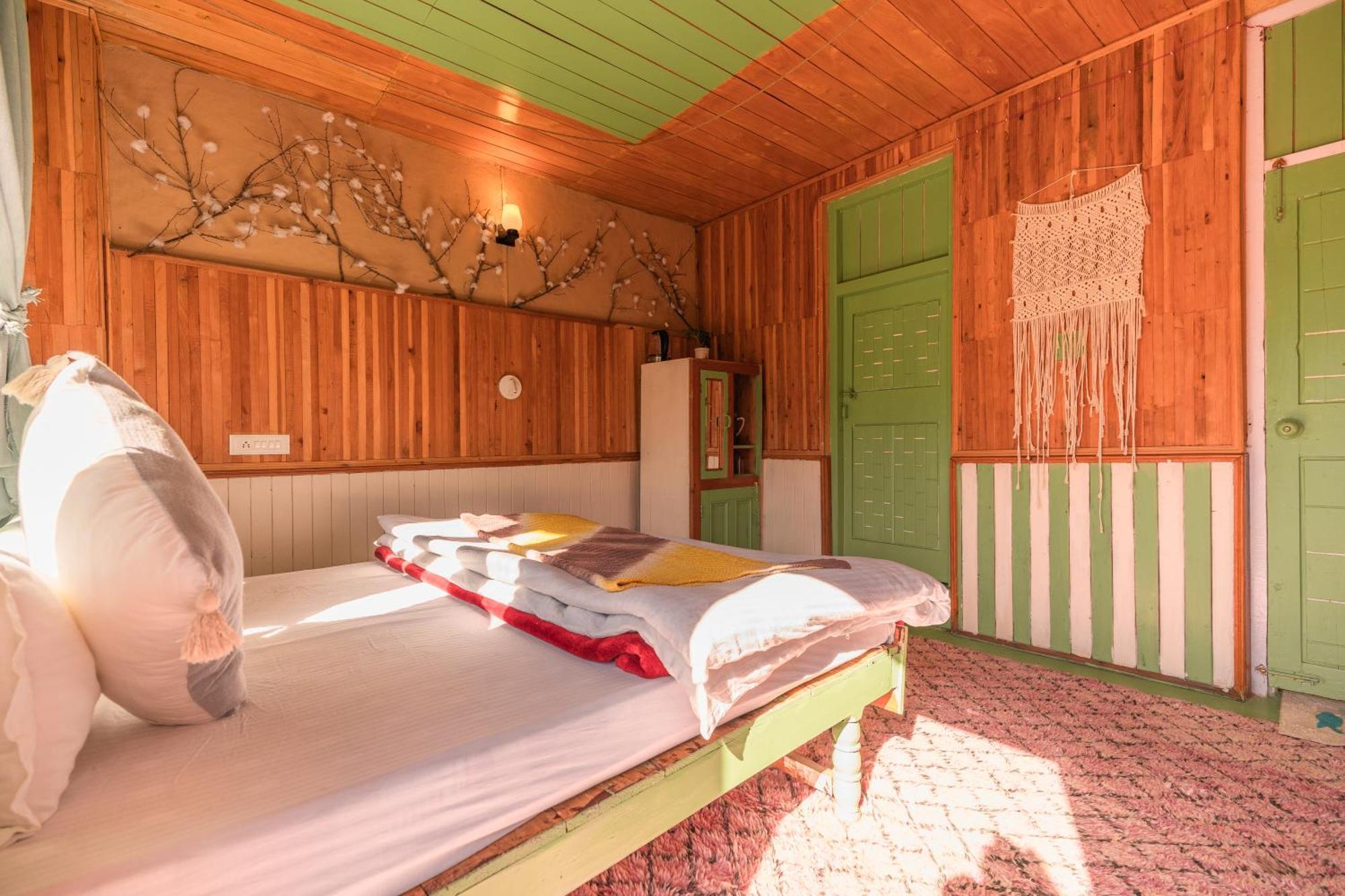 Firgun Chapter Shoja Hostel Bagian luar foto