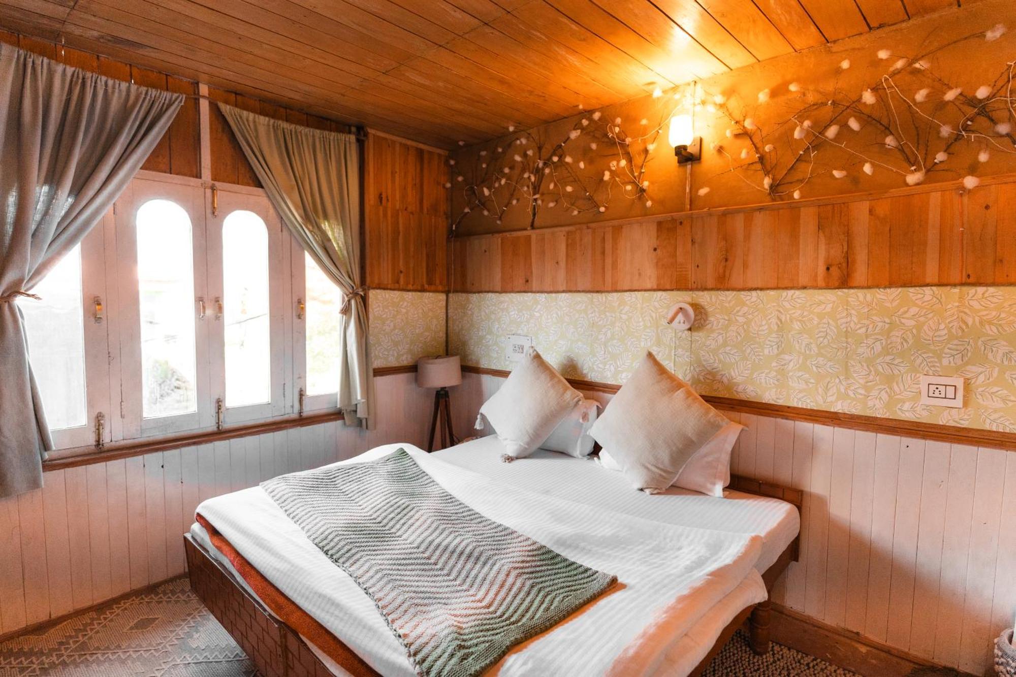 Firgun Chapter Shoja Hostel Bagian luar foto