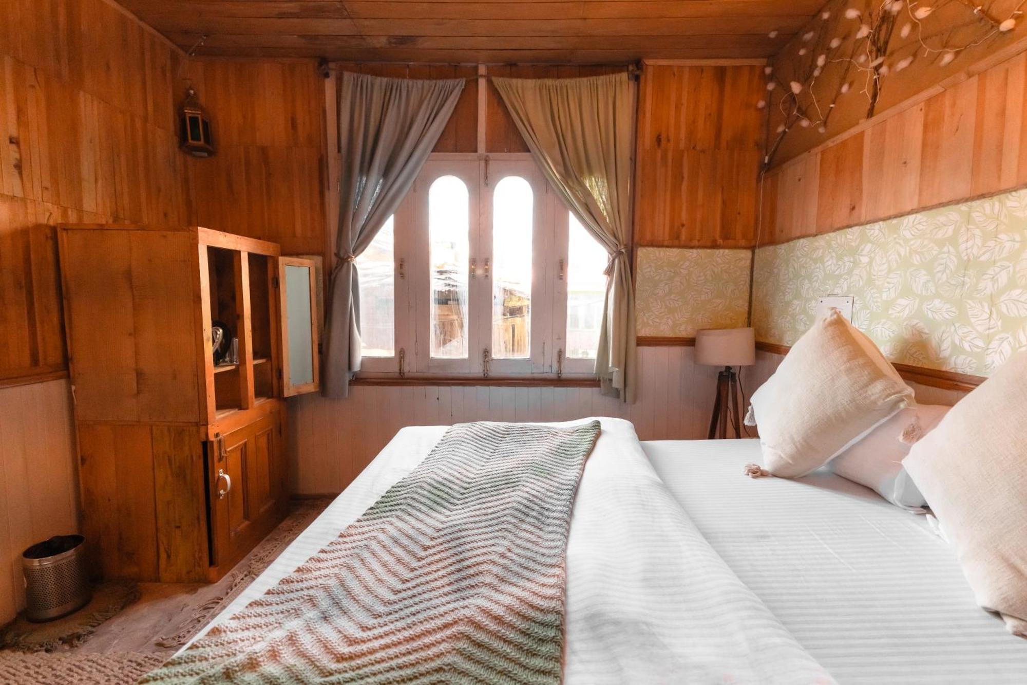 Firgun Chapter Shoja Hostel Bagian luar foto