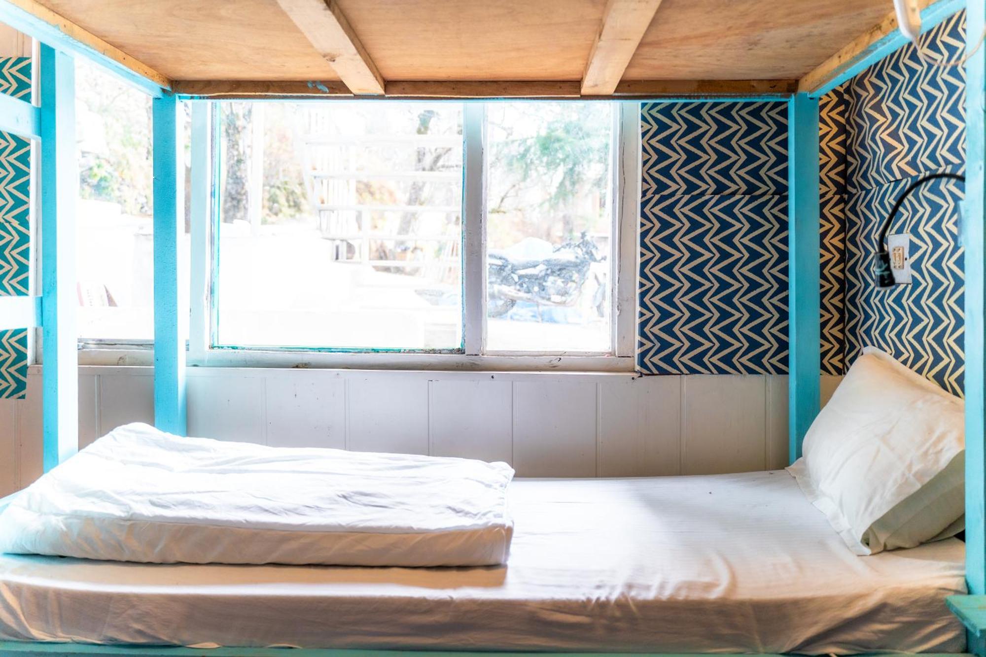 Firgun Chapter Shoja Hostel Bagian luar foto